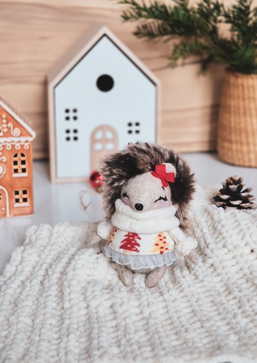 misie i maskotki Pani Jeżyk, mała filcowa zabawka z serii leśne zwierzątka.