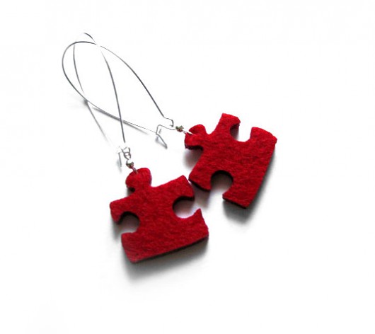 czerwone puzzle felt label