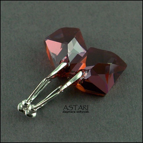 kryształ SWAROVSKI COSMIC - RED MAGMA Astari