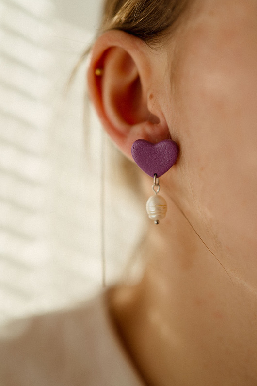 kolczyki z masy plastycznej Wiszące SERCA z perłą