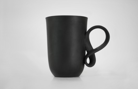 Kubek MOBIUS z czarnej porcelany ENDE ceramics