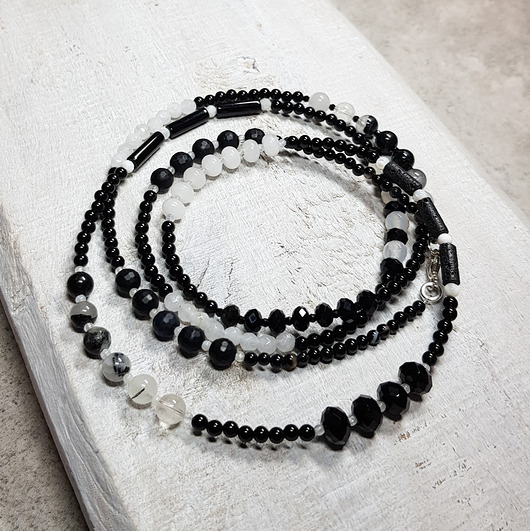 korale Czarno-biały długi sznur korali kors3