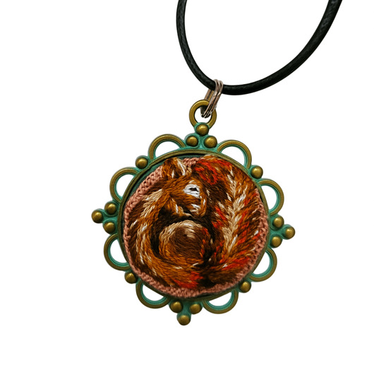 wisiory Wisiorek ręcznie wyszywany Wiewiórka