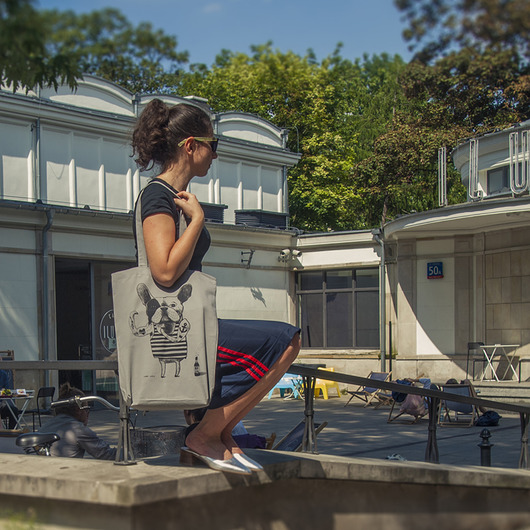 Szara duża Torba z Buldogiem Francuskim Friedman Jewelry