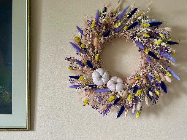 wianki Jesienny wianek z suszonych roślin z materiałowymi dyniami