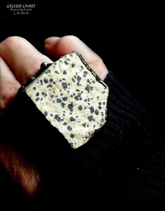 pierścionki - różne Niezwykły pierścień z wielkim surowym jaspisem dalmatyńskim PREZENT lux