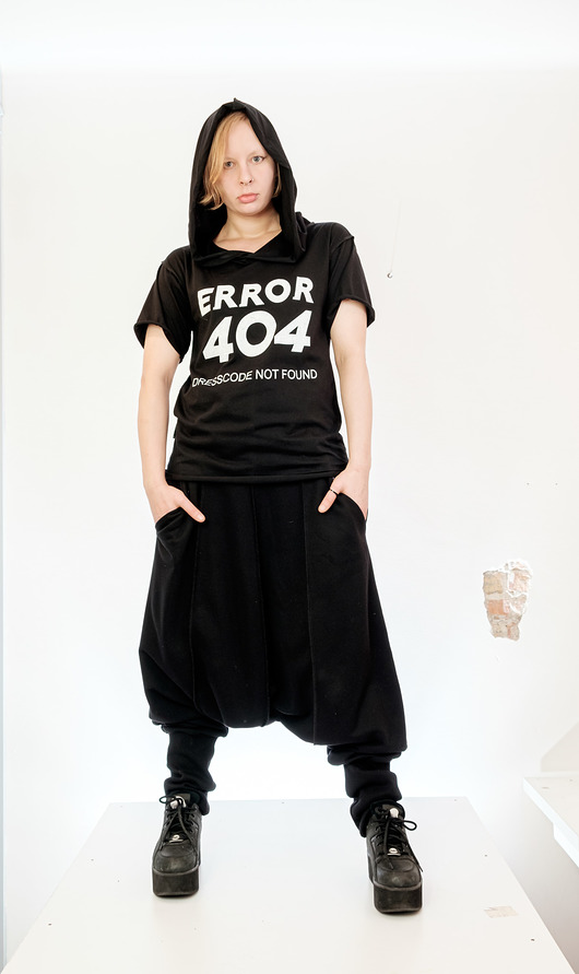 t-shirt damskie Czarny t-shirt z kapturem i nadrukiem ERROR 404