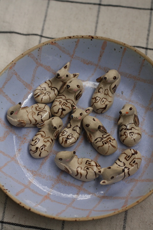 podkładki Figurka piesek, ceramiczna podstawka na pałeczki
