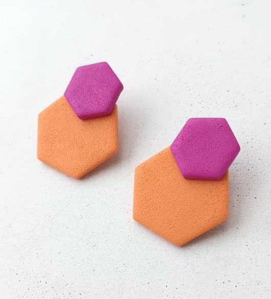 kolczyki z masy plastycznej Kolorowe heksagony Duo pomarańcz-malina