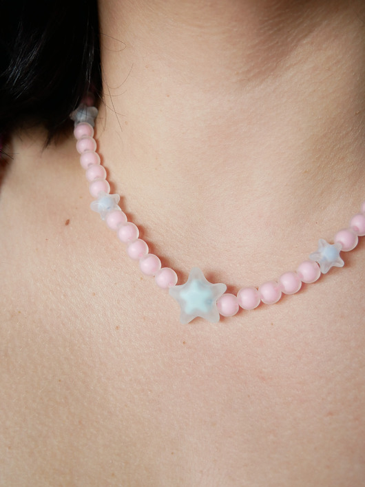 chokery Różowy naszyjnik choker z koralików błękitne gwiazdki