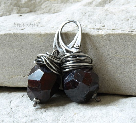 granat w oplocie little atelier