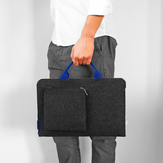 etui na laptopa Pokrowiec z filcu na laptopa niebieskie rączki