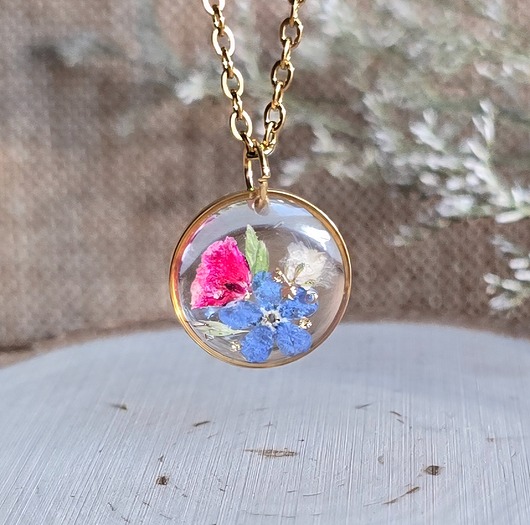 wisiory Łąka kwiatowa różowa zawieszka złoty wisiorek kwiaty  niezapominajka