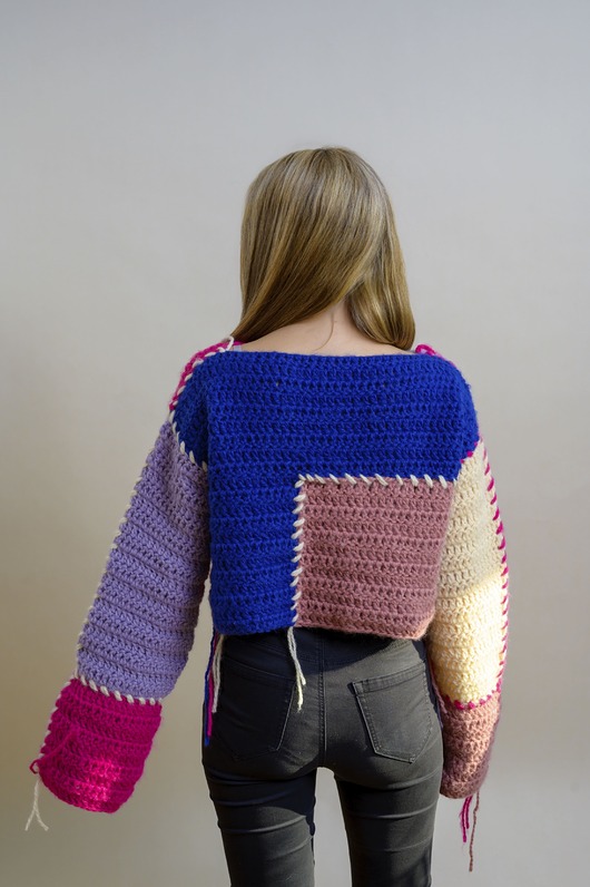 swetry damskie  Sweter kolorowy typu patchwork z wystającymi nitkami