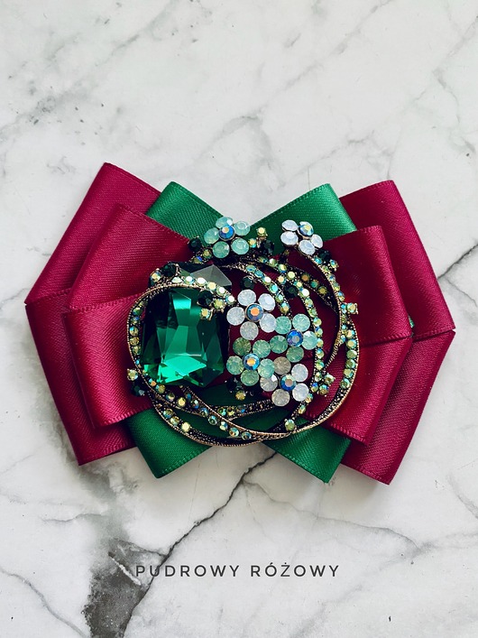 broszki Brosza z zielonym kryształem oplątanym kwiatkami NEW