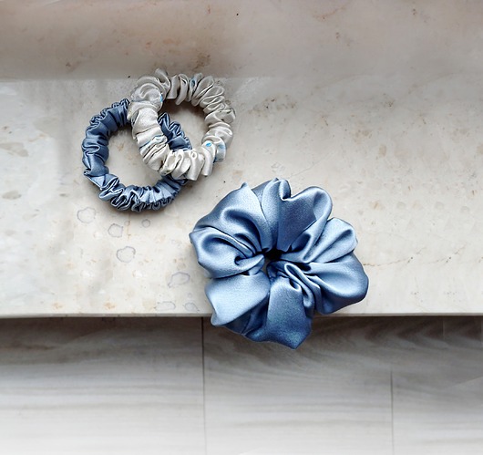 gumki do włosów In blue - zestaw jedwabnych scrunchie