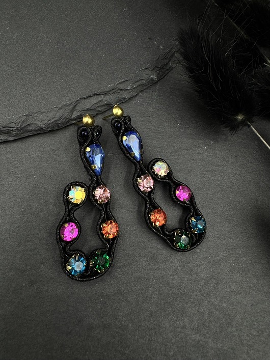 kolczyki soutache Kolczyki sutasz czarne z kolorowymi kamieniami