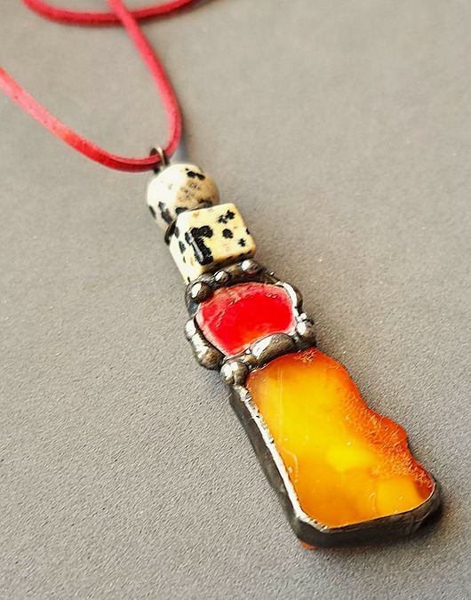 wisiory Bursztyn, jaspis dalmatyński i koral w wisiorku handmade prezent z klasą
