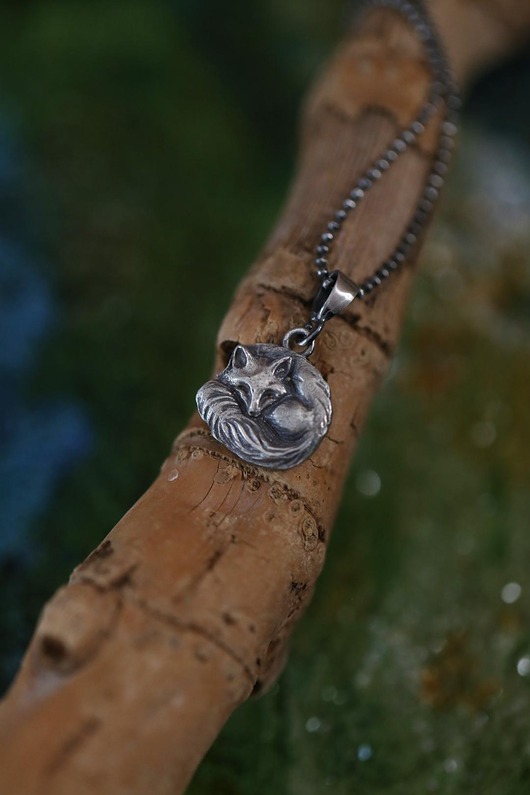 wisiory Mini śpiący lisek ze srebra