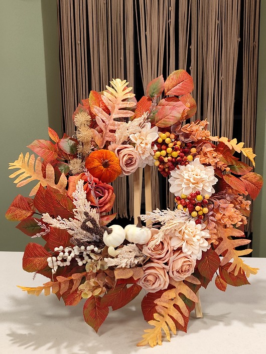 wianki Wianek jesienny z dynią i sztucznymi kwiatami, dekoracja drzwi