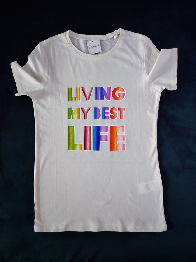 t-shirt damskie Tęczowa koszulka za napisem