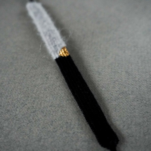 bransoletki na sznurku Wąska bransoletka ręcznie robiona z nici, czerń z szarością