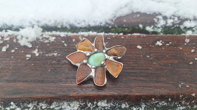 broszki Pierwszy wiosenny kwiatek - broszka