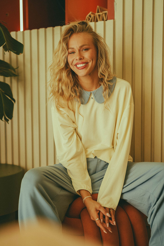 bluza bez kaptura damska Bluza z kołnierzykiem DATE NIGHT Butter Cream