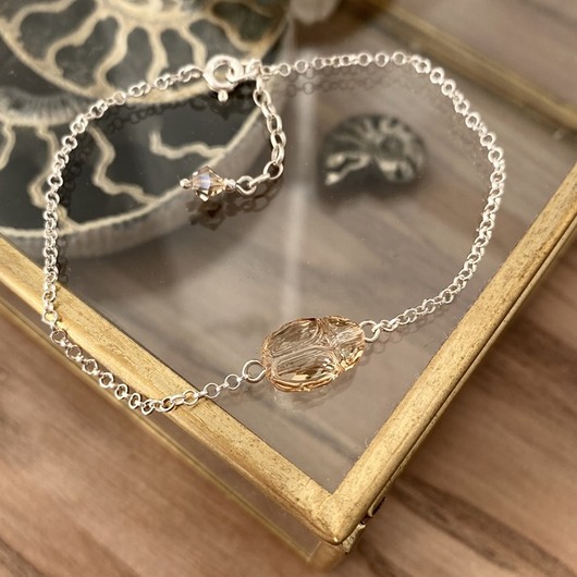 bransoletki srebrne Srebrna bransoletka ze złocistym skarabeuszem