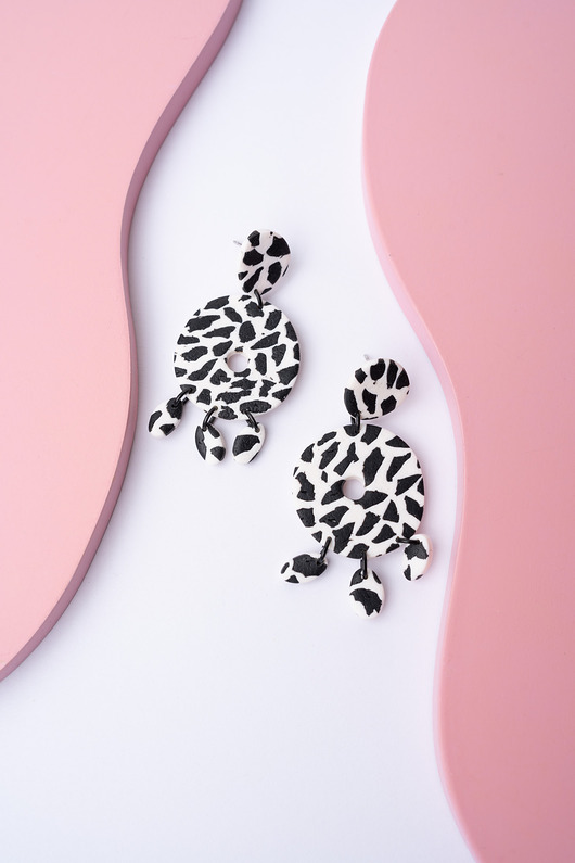 kolczyki z masy plastycznej Wiszące kolczyki sztyfty w panterkę