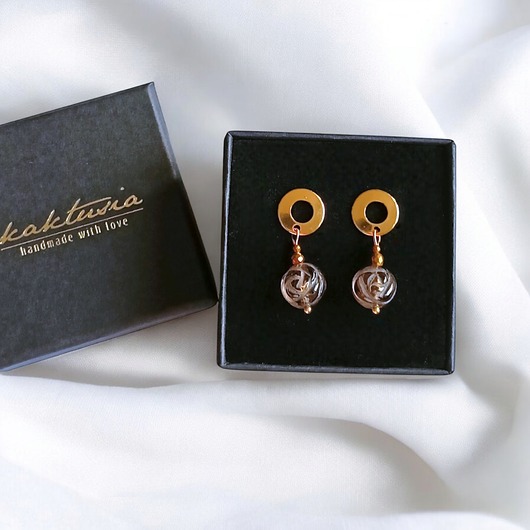 kolczyki z kamieniami Kolczyki różyczki : RZEŹBIONY kwarc dymny : wyjątkowy prezent