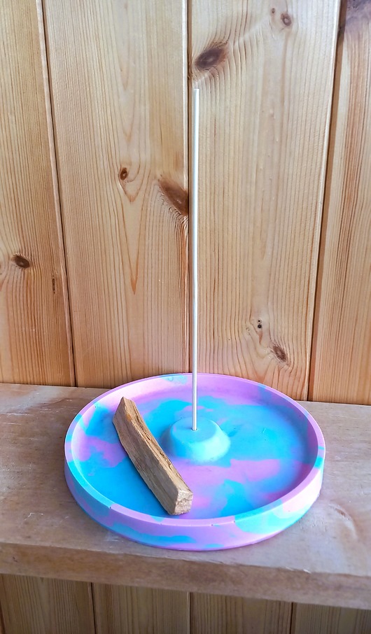 Podstawki pod kadzidełka Okrągła podstawka na kadzidełko, palo santo, marble, niebiesko-różowa
