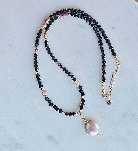 chokery Celebracja uczuć z różową perłą