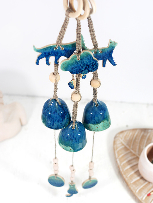 Ozdoby na ścianę Wisząca ozdoba ceramiczna do salonu lub sypialni - kocie sprawy