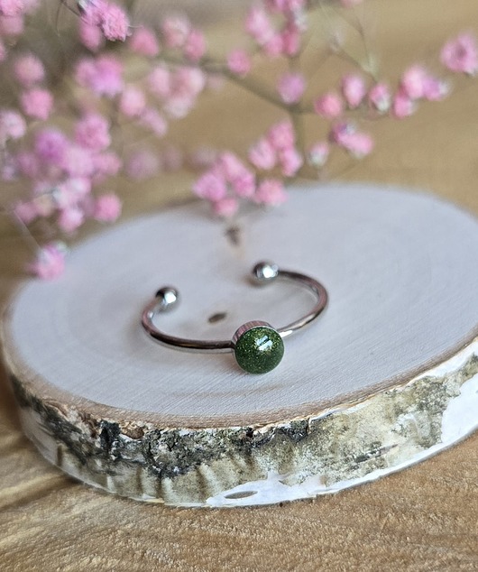 pierścionek z żywicy Pierścionek srebrny zielone oczko zielony minimalistyczny żywica brokatowy