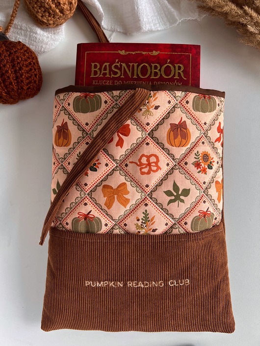 pokrowce i etui - różne Personalizowane etui na książkę, jesienne book sleeve ze sztruksu
