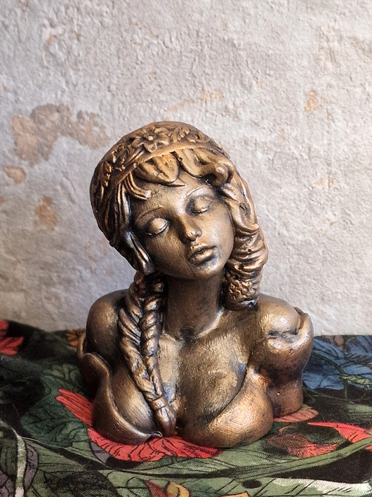 figurki i rzeźby Rzeźba Kobieta z warkoczem wys. 9,5 cm