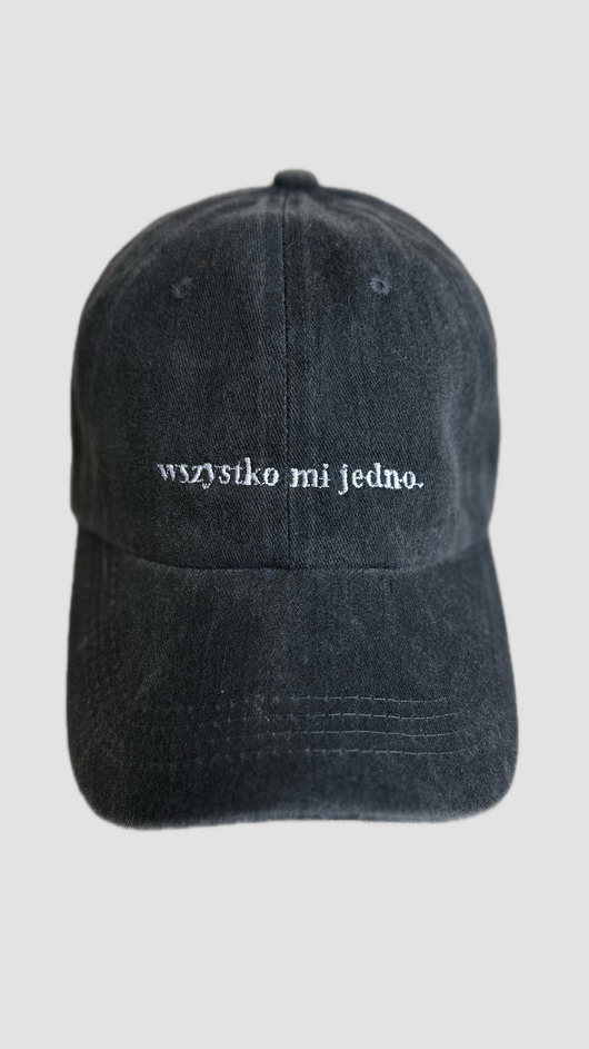 czapki damskie Czapka z daszkiem czarna z haftem "Wszystko mi jedno"