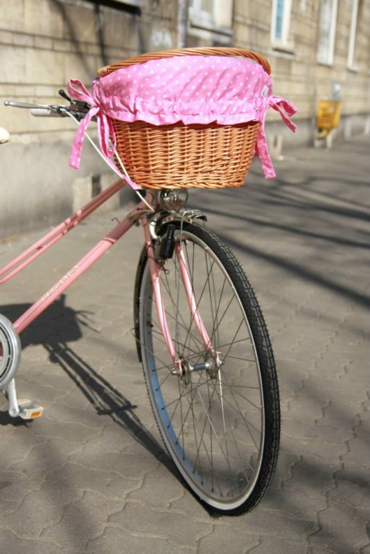 kosz rowerowy z podszewką różową w grochy bajki jak z bajki