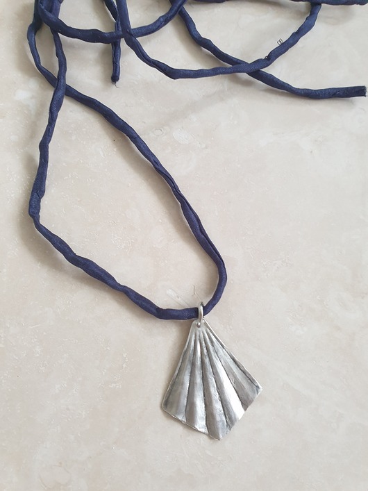 wisiory Wisior ORIGAMI  granatowa jedwabna wstążka