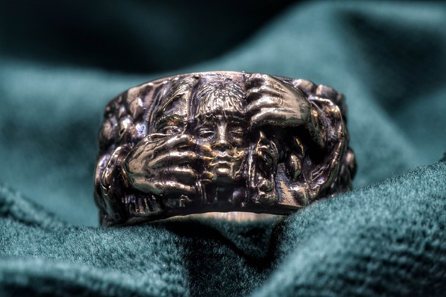 pierścionki - różne "Szukam człowieka" - artystyczny pierścień z brązu