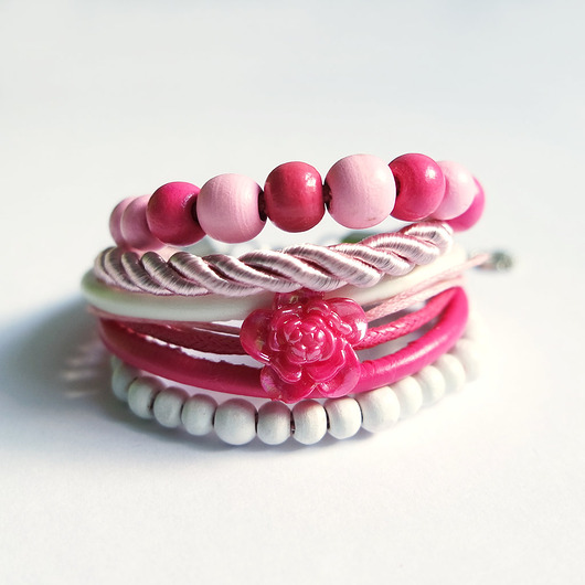 bransoletki drewniane Bransoletka - Różowa róża - rzemienie, drewniane koraliki