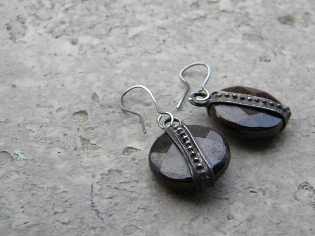 kolczyki wire wrapping Fasetowany granat z guzikami  - kolczyki