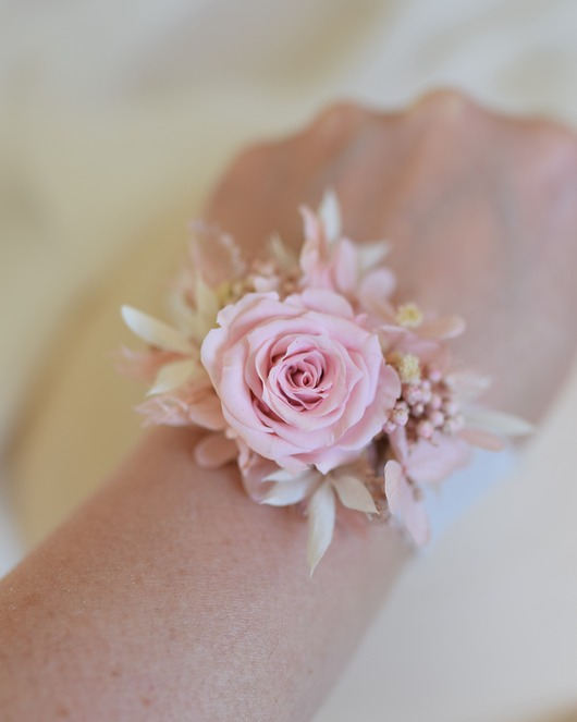 komunia - pozostałe Korsarz komunijny na rękę z pudrową różą, ozdoba na świecę