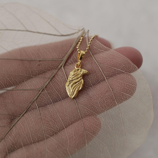 wisiory Mini wisiorek z krukiem ze złoconego srebra