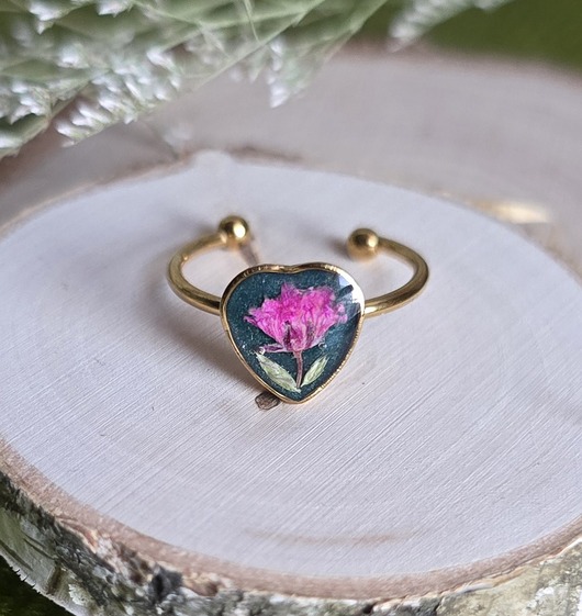 pierścionek z żywicy Pierścionek serce z różowym kwiatem