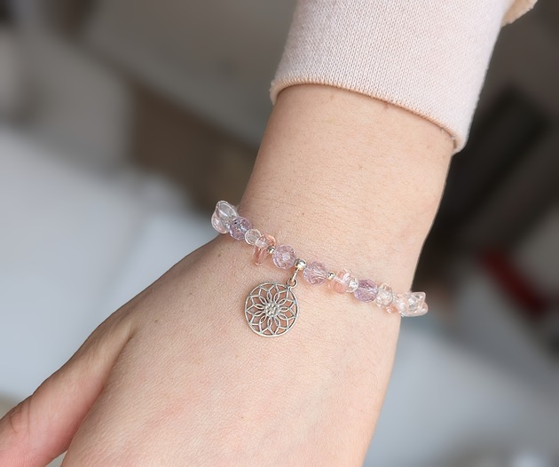 bransoletki z kamieni naturalnych Srebrna bransoletka z przezroczystymi minerałami