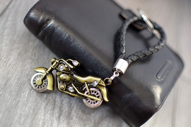 breloki Brelok  do kluczy "MOTOCYKL" STARE ZŁOTO  Z CZARNYM RZEMIENIEM SKÓRZANYM