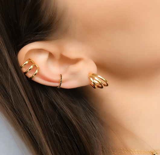 kolczyki pozłacane Nausznica "Black Accent" ozdobiona czarnymi cyrkoniami - srebro 925 pozłacane