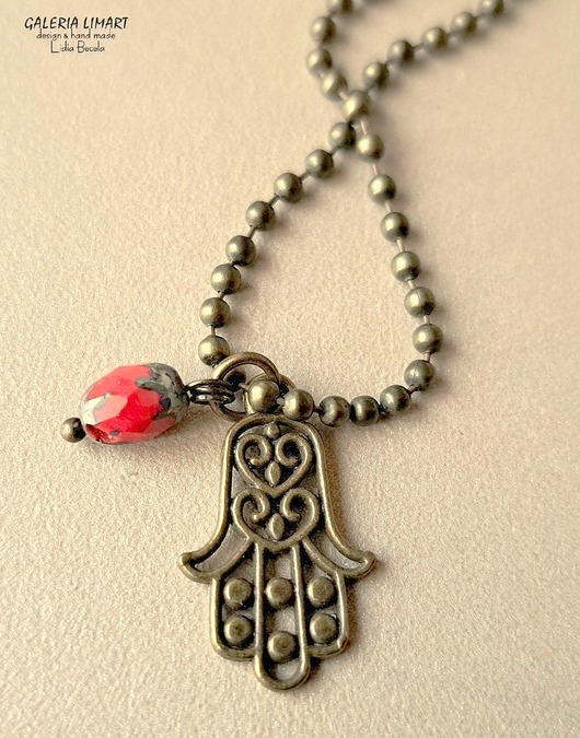 wisiory Z hamsą chroniącą od zła. Uroczy wisiorek  z ręką Fatimy i kryształkiem